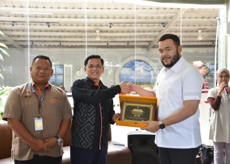 Wali Kota Padang, Fadly Amran, menjamu rombongan organisasi kepemudaan asal Malaysia, Majlis Belia Felda Raja Alias (MBFRA), di Rumah Makan Sederhana, Padang, pada Rabu (24/9/2025). Foto: Pemko Padang