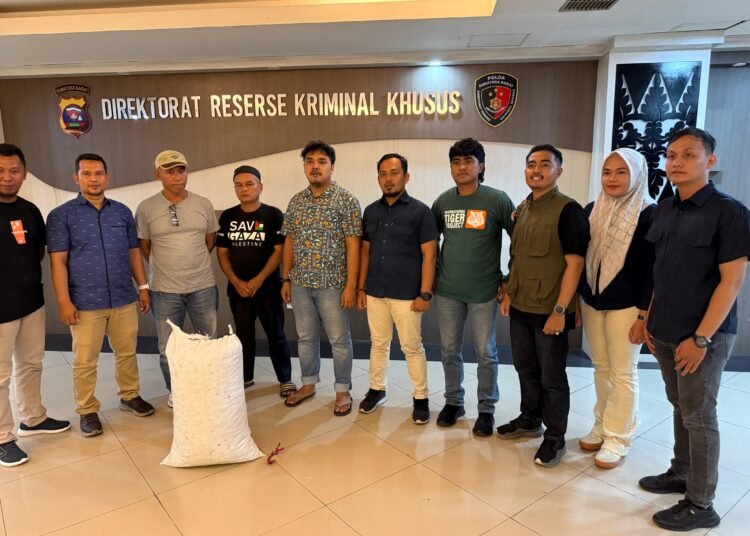 Tim gabungan Balai Konservasi Sumber Daya Alam (BKSDA) Sumatera Barat bersama Direktorat Reserse Kriminal Khusus Polda Sumbar, didukung Centre for Orangutan Protection (COP), membongkar praktik perdagangan sisik trenggiling di Padang. Foto: BKSDA Sumbar