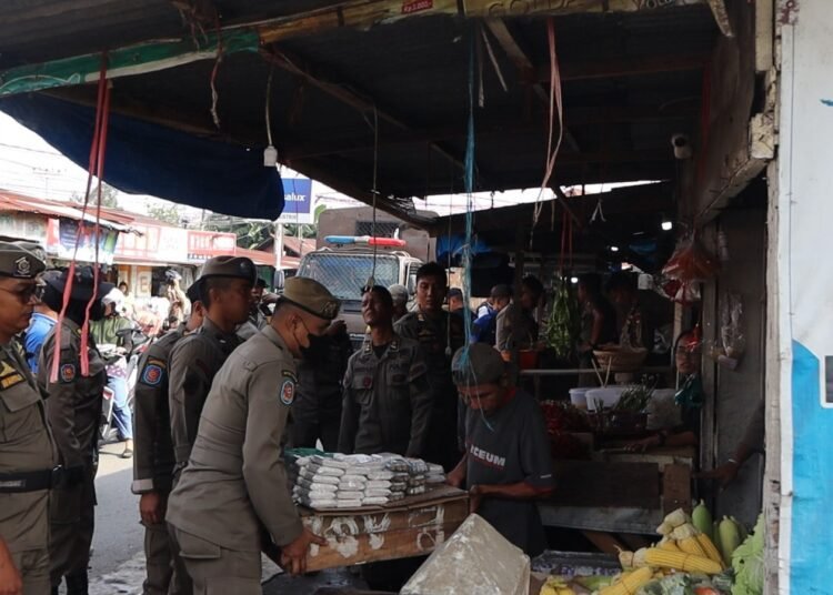 Satpol PP Padang membongkar lapak pedagang yang berjualan mengenai badan jalan di kawasan Pasar Pagi Parak Laweh, Kelurahan Parak Laweh Pulau Aia Nan XX, Lubuk Begalung, Rabu (24/9/2025). Foto: Satpol PP Padang