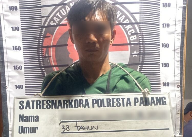Pelaku penyalahgunaan sabu-sabu inisial ZS (38), ditangkap polisi di kopi kawasan Kelurahan Pegambiran Ampalu Nan XX, Lubuk Begalung, Padang, pada Rabu (24/9/2025).