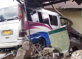 Diduga Pecah Ban, Bus Payakumbuh—Padang Tabrak Rumah Warga di Padang Pariaman