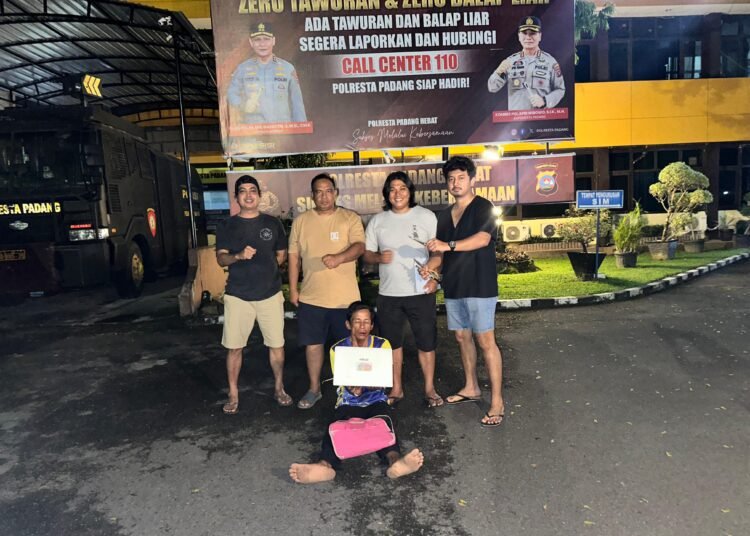 Pelaku pembobolan gudang ditangkap polisi bersama barang bukti satu unit laptop di Jembatan Purus, Kecamatan Padang Barat, pada Rabu (24/9/2025) malam.