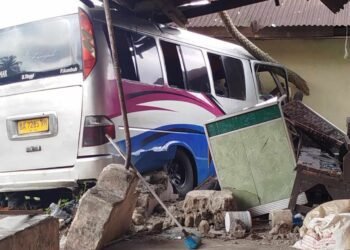Bus Pecah Ban hingga Tabrak Rumah Warga di Padang Pariaman, Enam Penumpang Luka-Luka