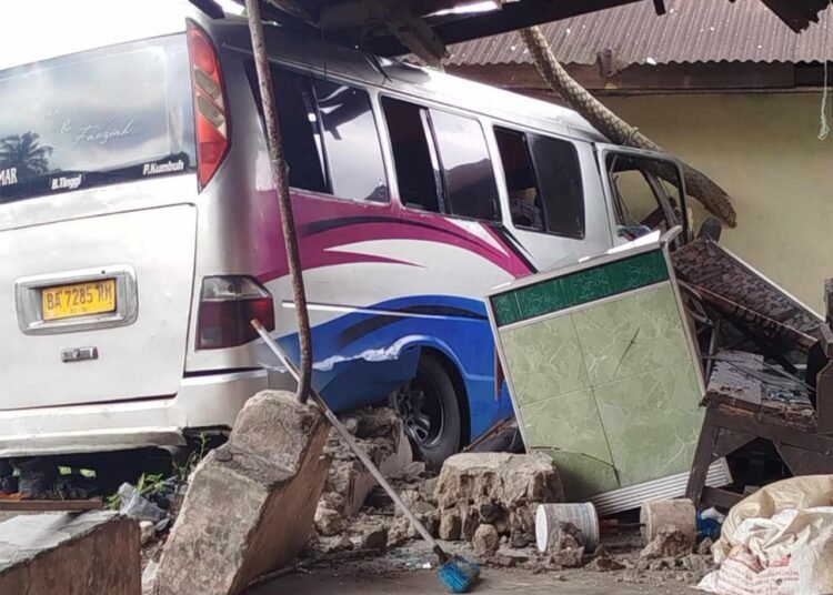 Bus Sinamar pecah ban dan menabrak dua rumah warga di Kampung Apar Kandang Ampek, Kecamatan 2x11 Kayu Tanam, Kabupaten Padang Pariaman, Kamis (25/9).