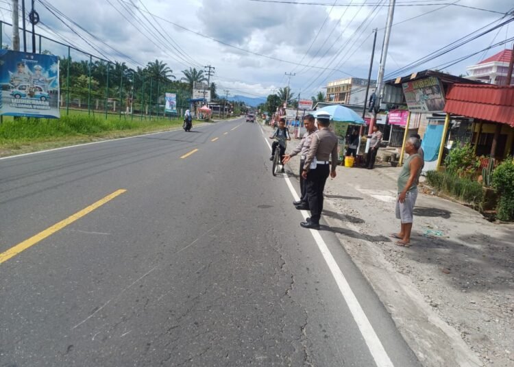 Polisi olah TKP kecelakaan maut di Jalan Lintas Jorong Jambak, Jalur VII, Nagari Lingkuang Aur, Kecamatan Pasaman, Kabupaten Pasaman Barat, Kamis (25/9/2025).