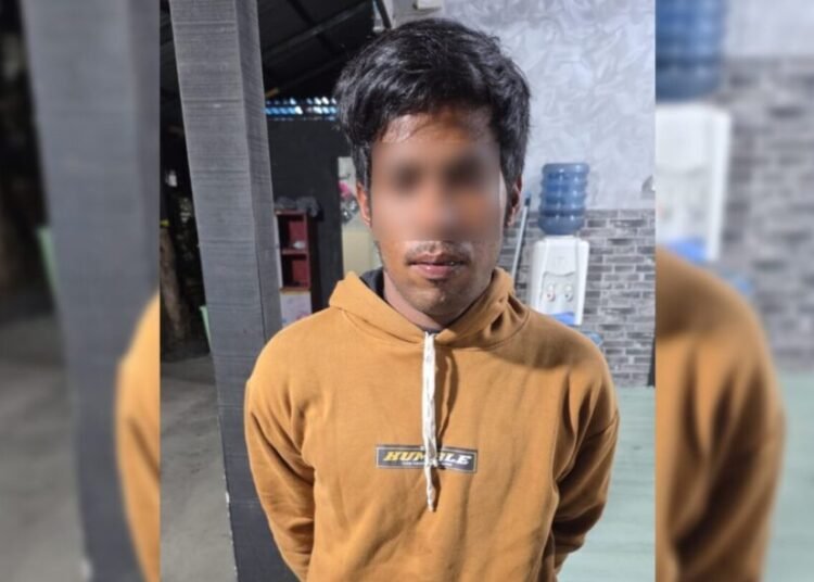 Polisi menangkap seorang pria di posko penampungan sampah di Jalan Samudera, Kelurahan Olo, Kecamatan Padang Barat, Padang, pada Kamis (25/9/2025) sekitar pukul 23.40 WIB. Foto: Resmob Polda Sumbar