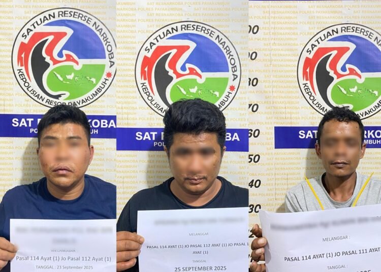 Polisi menangkap tiga tersangka inisial RP (41), RD (30) ES (30) di Payakumbuh, dengan barang bukti puluhan paket ganja dan sabu-sabu.