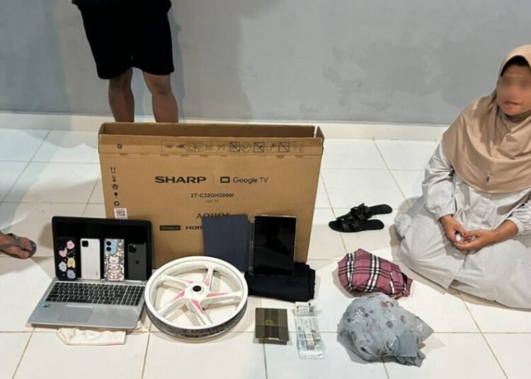 Polisi menangkap perempuan berinisial RY (44), pada Jumat (26/9) sekitar pukul 2.00 WIB di Padang Panjang karena diduga menipu pria berinisial DF (61). Foto: Polres Padang Panjang