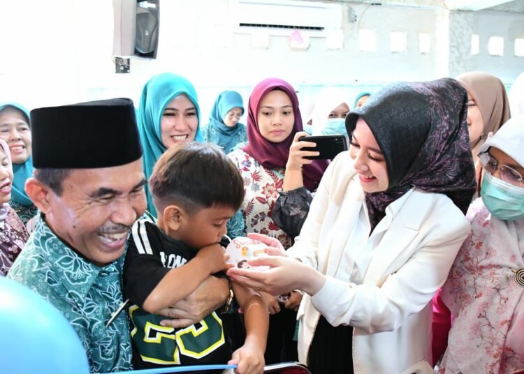 Ketua TP-PKK Kota Padang, Dian Puspita Fadly Amran, memantau pelaksanaan Program Imunisasi Zero Dose di Aula Kantor Camat Koto Tangah, pada Jumat (26/9/2025). Foto: Pemko Padang