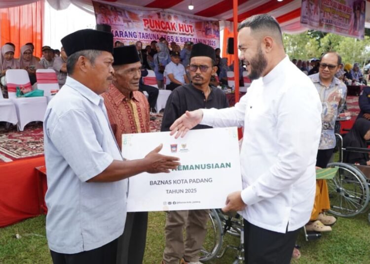 Wali Kota Padang, Fadly Amran, menyerahkan bantuan social dalam puncak peringatan HUT ke-65 Karang Taruna sekaligus Bulan Bakti Karang Taruna (BBKT) 2025 di Lapangan Upacara, Balai Kota Aie Pacah, Jumat (26/9/2025). Foto: Pemko Padang