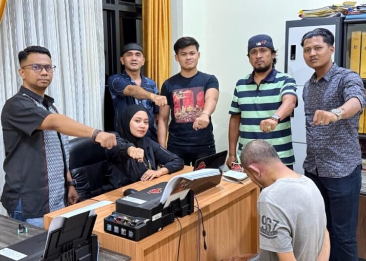 Polisi memeriksa pria berinisial RC (46) di Markas Polres Pesisir Selatan pada Jumat (26/9) atas dugaan menyetubuhi anak tirinya, KJC (13), di Pesisir Selatan. Foto: Polres Pesisir Selatan