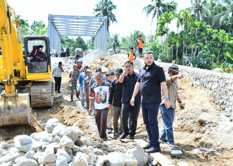 Wali Kota Padang, Fadly Amran, saat meninjau pengerjaan oprit dan serta pembangunan batu bronjong di kawasan Parak Buruak, Kelurahan Batipuh Panjang, Kecamatan Koto Tangah, Sabtu (27/9/2025).
