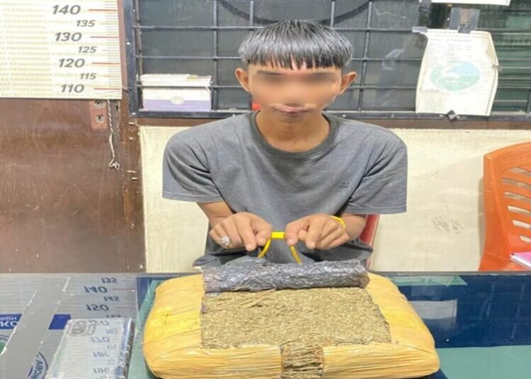 Polisi menangkap pemuda berinisial AH (19) di sebuah rumah di Aur Kuning, Kelurahan Sawah Padang, Kecamatan Payakumbuh Selatan, Payakumbuh, pada Kamis (25/9). Foto: Polres Payakumbuh