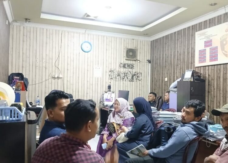 Para korban penipuan melapor ke Polresta Padang pada Sabtu (27/9/2025). Foto: Dharma Harisa