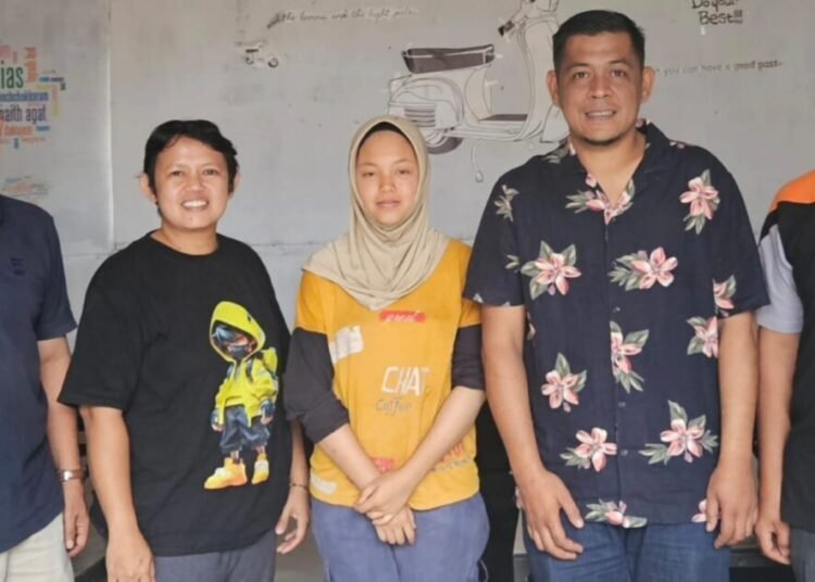 Wakil Kepala SMPN 1 Situjuah Limo Nagari, Taufik Al-Ghifari, bersama anggota DPRD Limapuluh Kota, M. Fajar Rillah Vesky, dan Sekretaris Nagari Situjuah Batua, Firdaus, menemui Zahira di rumah warga di Kotogadih, Nagari Situjuah Batua, Kecamatan Situjuah Limo Nagari, Limapuluh Kota, pada Minggu (28/9/2025) siang. Foto: IST