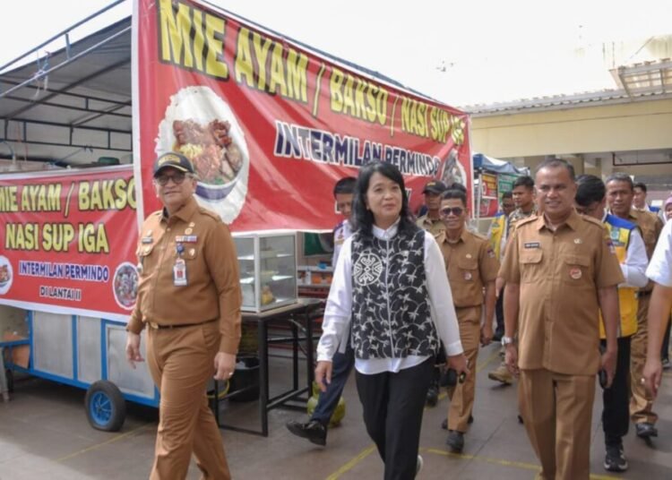 Wakil Menteri PU, Diana Kusumastuti, meninjau Pasar Raya Padang Fase VII, Senin (29/9/2025). Foto: Pemko Padang