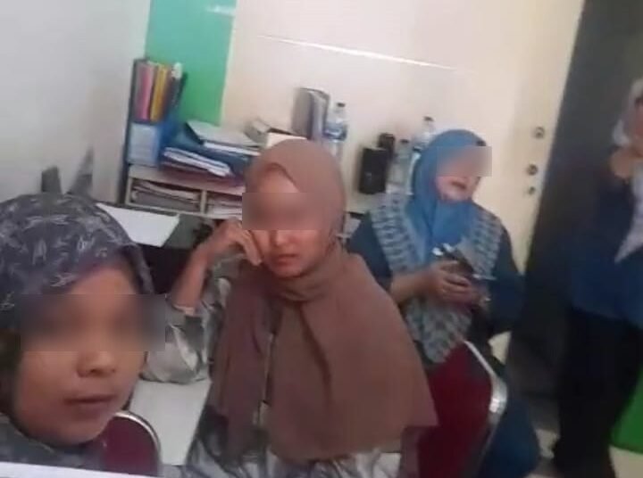Warga mengeluhkan pelayanan vaksin rabies di Puskesmas Lubuk Buaya, Kecamatan Koto Tangah, Kota Padang. Foto: Tangkapan layar video yang viral di media sosial TikTok.