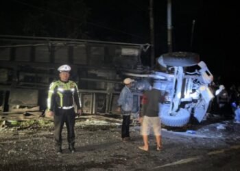 Truk Fuso Rem Blong Tabrak Truk Tronton di Pasaman, Sopir Patah Kaki