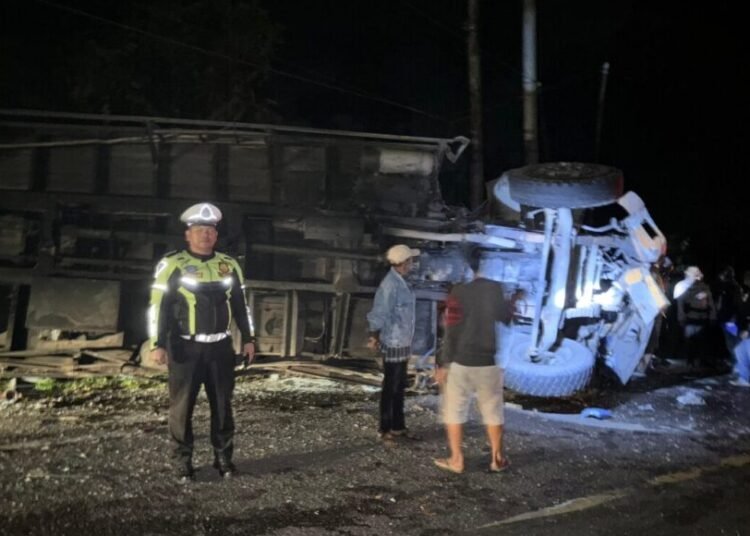 Truk Fuso terguling setelah menabrak truk tronton di jalan lintas Sumatera di Lurah Berangin, Jorong  Koto Tangah, Nagari Ganggo Mudiak, Kecamatan Bonjol, Pasaman, pada Senin (29/9) malam. Foto: Polres Pasaman