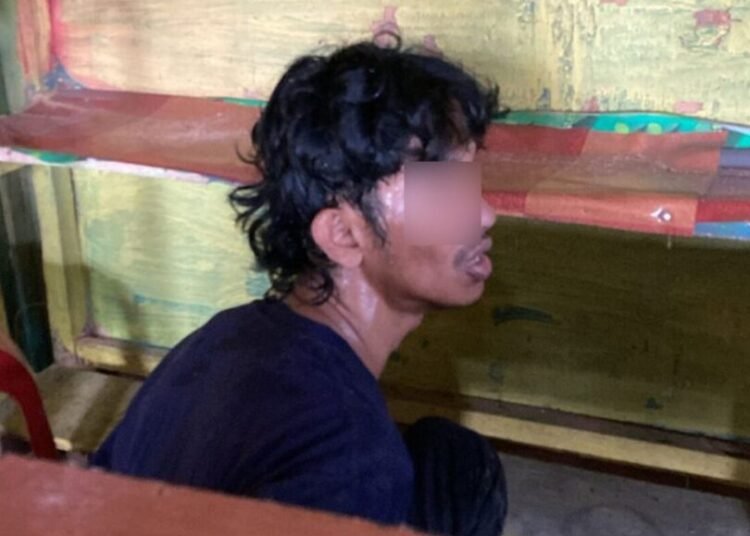 Polisi menangkap seorang terduga pencuri sepeda motor lintas kabupaten dan kota di Sumbar di area SPBU Sikabau, Kecamatan Pulau Punjung, Dharmasraya, pada Senin (29/9/2025). Foto: Polres Dharmasraya