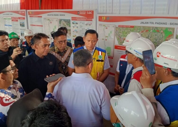 Menko Bidang Infrastruktur dan Pembangunan Kewilayahan, AHY, meninjau progres pembangunan di Simpang Susun Lubuk Alung, Padang Pariaman, pada Selasa (30/9/2025). Foto: IST