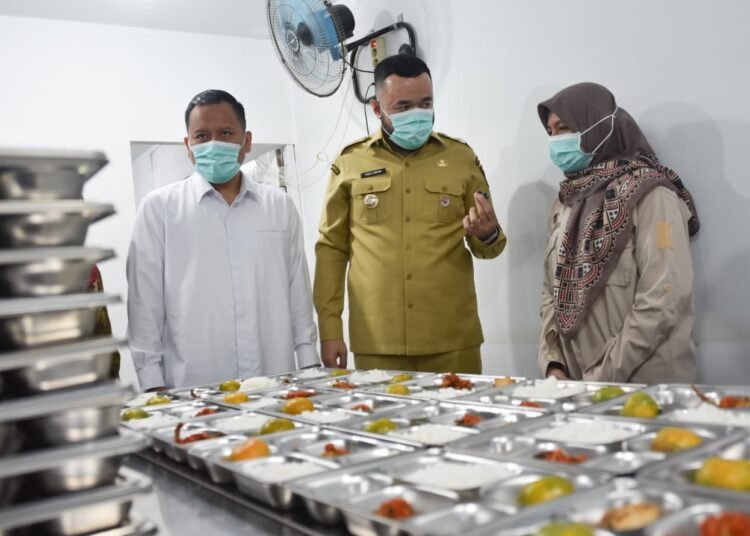 Fadly Amran, meninjau langsung pelaksanaan Program Dapur Makan Bergizi Gratis (MBG) di Kelurahan Tanah Sirah Piai Nan XX, Kecamatan Lubuk Begalung, Senin (8/9/2025)