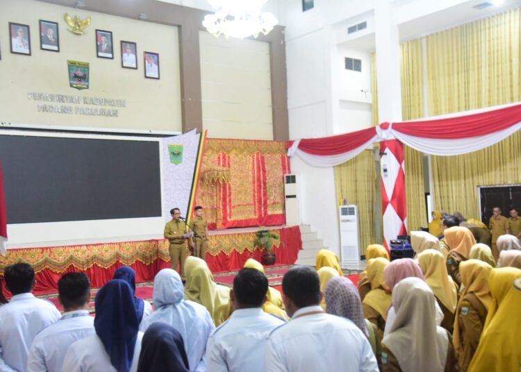 Bupati Padang Pariaman, John Kenedy Azis pada saat menyampaikan arahan di hadapan peserta Apel Gabungan Pemkab Padang Pariaman, yang dilaksanakan  di Hall IKK Parik Malintang, Senin (1/9).