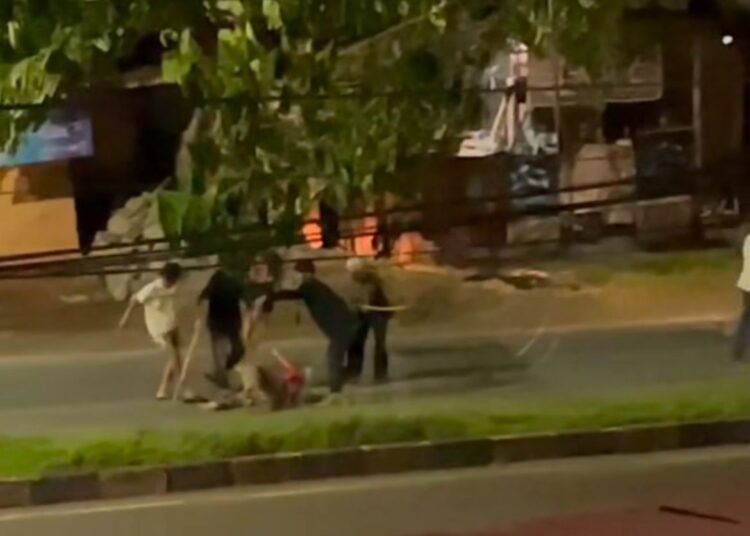 Tangkap layar video viral aksi tawuran remaja di Bypass Kuranji, Padang, Sabtu (13/9).