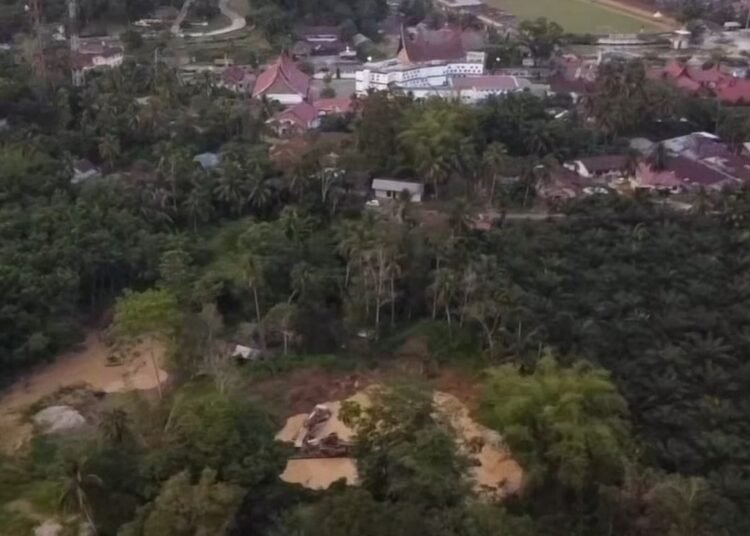 Tangkapan layer video penampakan tambang ilegal Kawasan belakang Kantor Bupati Sijunjung, yang diambil pada Sabtu (20/9/2025). IST