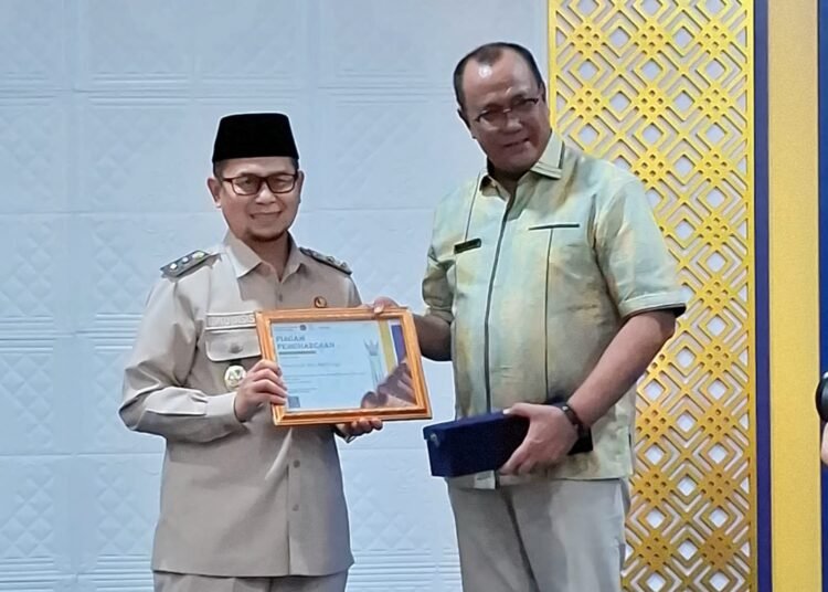 Wakil Wali Kota Bukittinggi, Ibnu Asis, menerima langsung penghargaan dari Kepala KPPN Bukittinggi, Khairil Indra, yang mewakili Kementerian Keuangan.