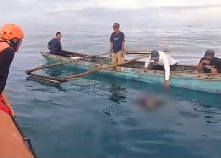 Evakuasi korban sampan terbalik di Perairan Mapadegat, Kabupaten Kepulauan Mentawai, Sabtu (13/9/2025).