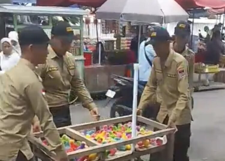 Satpol PP Padang, melakukan pengawasan dan penertiban terhadap lapak PKL yang menggunakan fasilitas umum di kawasan Pasar Raya Fase VII. Foto: Satpol PP Padang