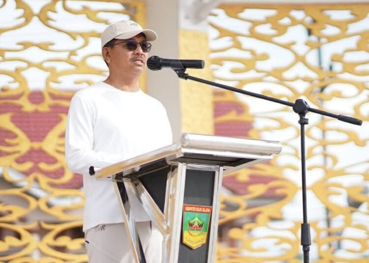 Bupati Solok Selatan H. Khairunas menyampaikan rencana penerapan sekolah gratis untuk jenjang SMA dan SMK mulai 2026, di RTH Padang Aro, Minggu (7/9/2025).