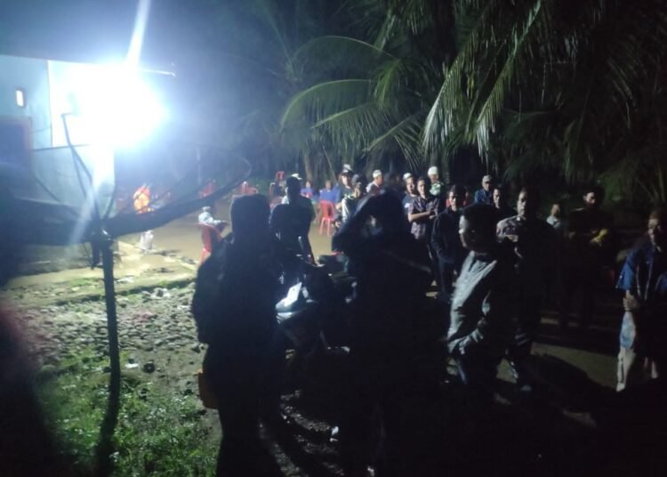 Warga melayat ke rumah korban di Korong Koto Muaro, Nagari Gasan Gadang, Kecamatan Batang Gasan, Kabupaten Padang Pariaman. IST