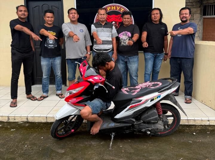 Pelaku pencurian motor, Dedi Iswandi (28), saat diamankan polisi pada Sabtu (6/9/2025). Foto: Polsek Lubeg