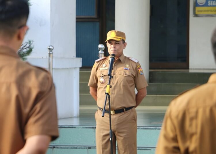 Sekretaris Daerah (Sekda) Kota Pariaman, Afrizal Azhar memimpin apel pagi perdana