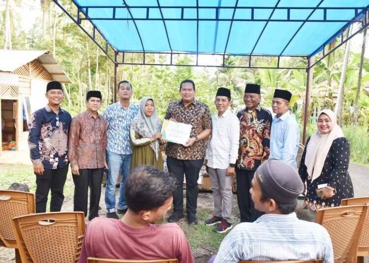 Kamis (11/9/2025), Wali Kota Pariaman Yota Balad secara simbolis melakukan peletakan batu pertama untuk dua unit rumah tidak layak huni di Kecamatan Pariaman Utara