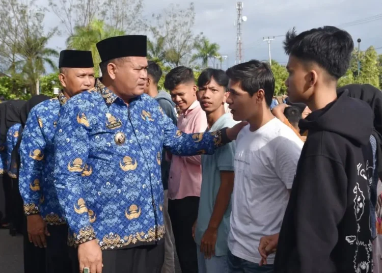Wali Kota Pariaman, Yota Balad melepas peserta Saga Saja Plus yang lulus Unas Pasim menjelang keberangkatan ke Bandung untuk menjalankan perkuliahan.