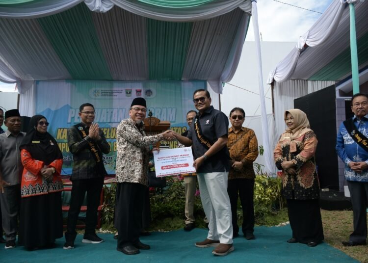 PT Semen Padang menyalurkan bantuan bedah rumah senilai Rp20 juta kepada Keluarga Berisiko Stunting (KRS) di Baringin Sakti, Kelurahan Koto Baru Nan XX, Kecamatan Lubuk Begalung, Kamis (11/9).