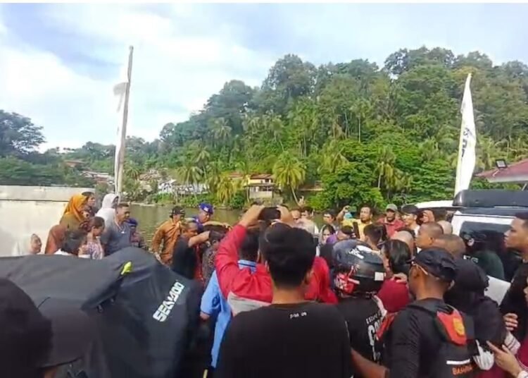 Evakuasi korban perahu terbalik di perairan Pulau Pisang Gadang, Kota Padang, Senin (15/9) pagi.