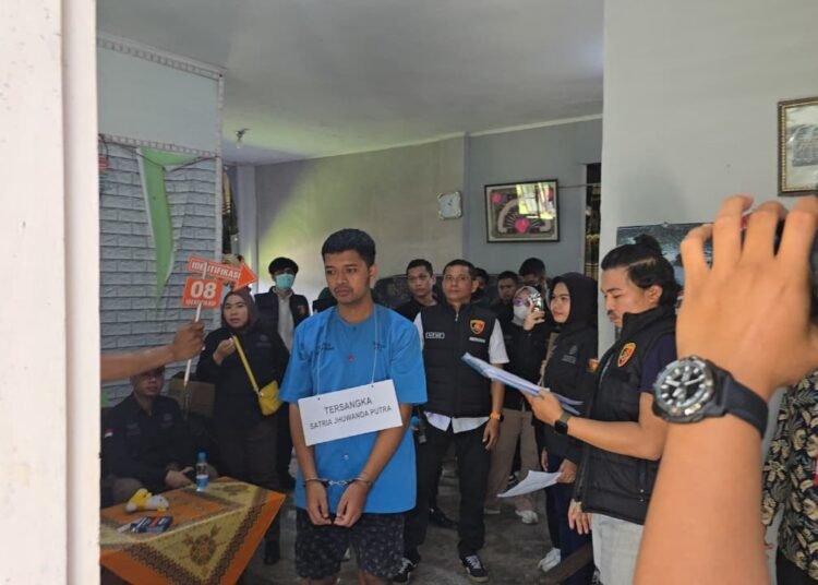 Polisi gelar rekonstruksi kasus pembunuhan keji yang dilakukan oleh Satria Juwanda alias Wanda (25) di Padang Pariaman, Rabu (3/9).