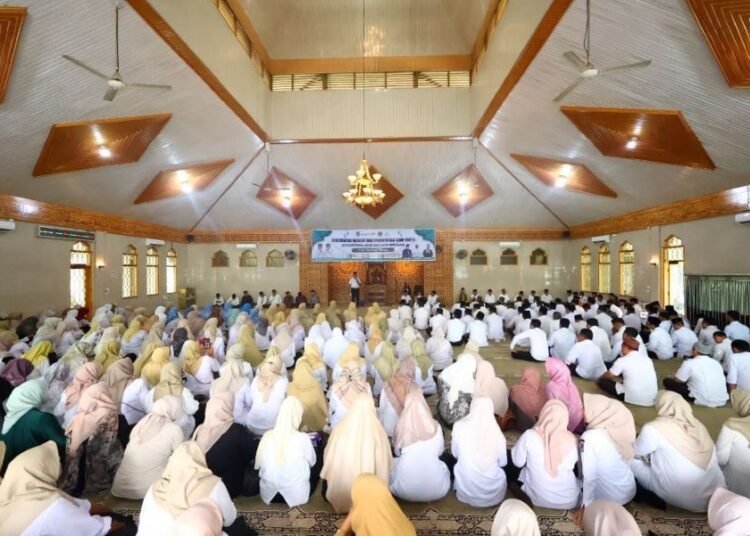 Ratusan jamaah memadati Masjid Istiqomah, Kelurahan Bulakan Balai Kandi, saat kegiatan wirid rutin yang dipadukan dengan peringatan Maulid Nabi Muhammad SAW 1447 Hijriah pada Rabu (10/9/2025).