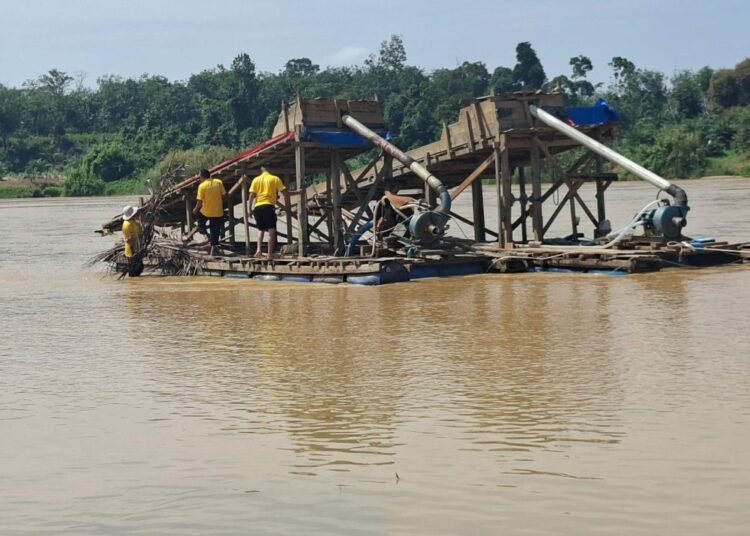 Penampakan peralatan tambang emas illegal di aliran Sungai Kuantan, Kuantan Singingi. IST