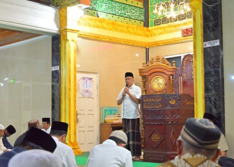 Wakil Wali Kota Payakumbuh, Elzadaswarman, saat memberikan sambutan dalam kegiatan subuh berjamaah di Masjid Nurul Falah, Kelurahan Pakan Sinayan, Selasa (9/9/2025).