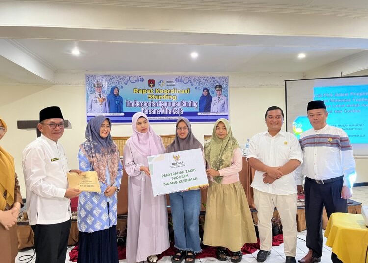 Pemerintah Kota Bukittinggi saat menyerahkan bantuan nutrisi dalam kegiatan Gerakan Orang Tua Asuh Cegah Stunting, Selasa, (16/9/2025).