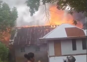 Video: Detik-Detik Api Hanguskan Rumah di Tanah Datar