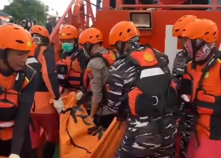 Evakuasi korban sampan terbalik di Perairan Mapadegat, Kabupaten Kepulauan Mentawai, Senin (15/9).