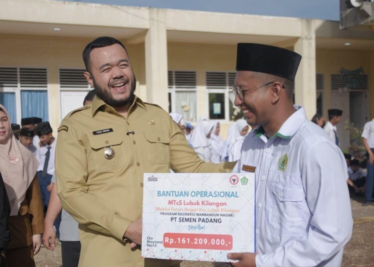 Wali Kota Padang, Fadly Amran, menyerahkan bantuan operasional dari PT Semen Padang untuk MTsS Lubuk Kilangan, Senin (15/9/2025).