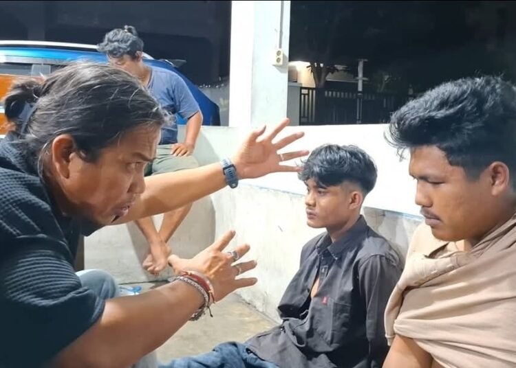 Polisi menangkap dua orang yang diduga sebagai ketua geng tawuran di Padang, Sabtu (27/9/2025) dini hari