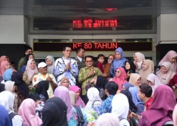 Audiensi Haru, Calon PPPK Padang Pariaman Bawa Hasil Panen untuk Bupati